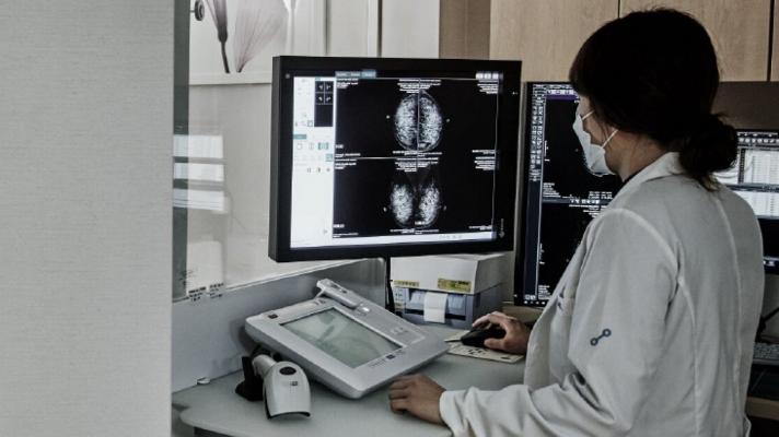 A radiologist checking a report by Lunit INSIGHT MMG